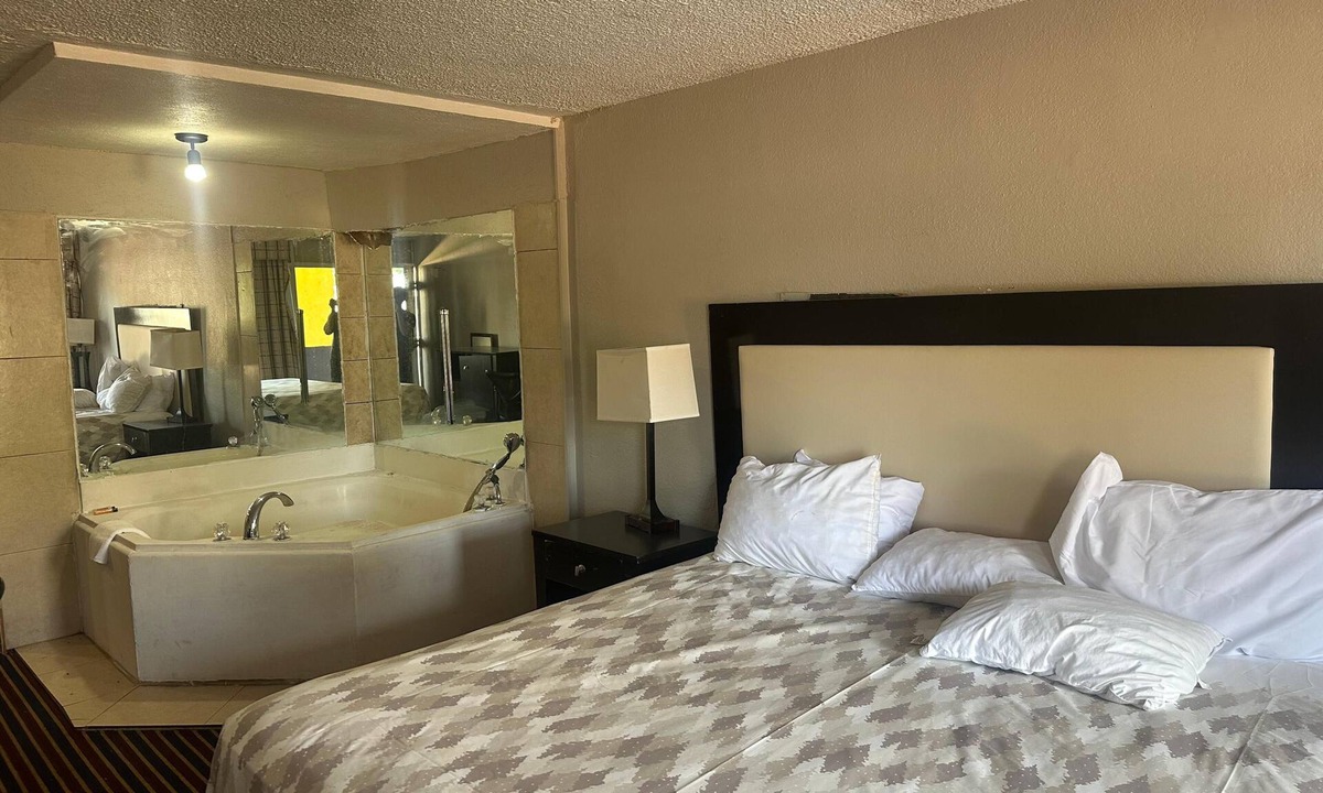 Albany Hotel | La Casa Inn Albany Near Tifton GA I 75