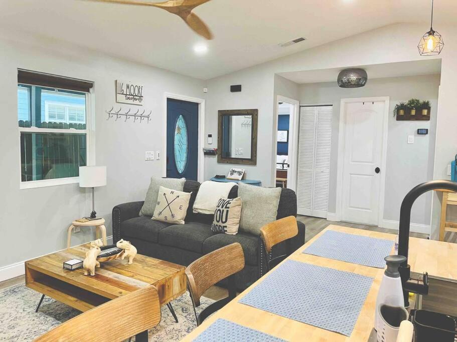 Lincolnville Apartment | LA CASITA COZY COTTAGE DOWNTOWN!