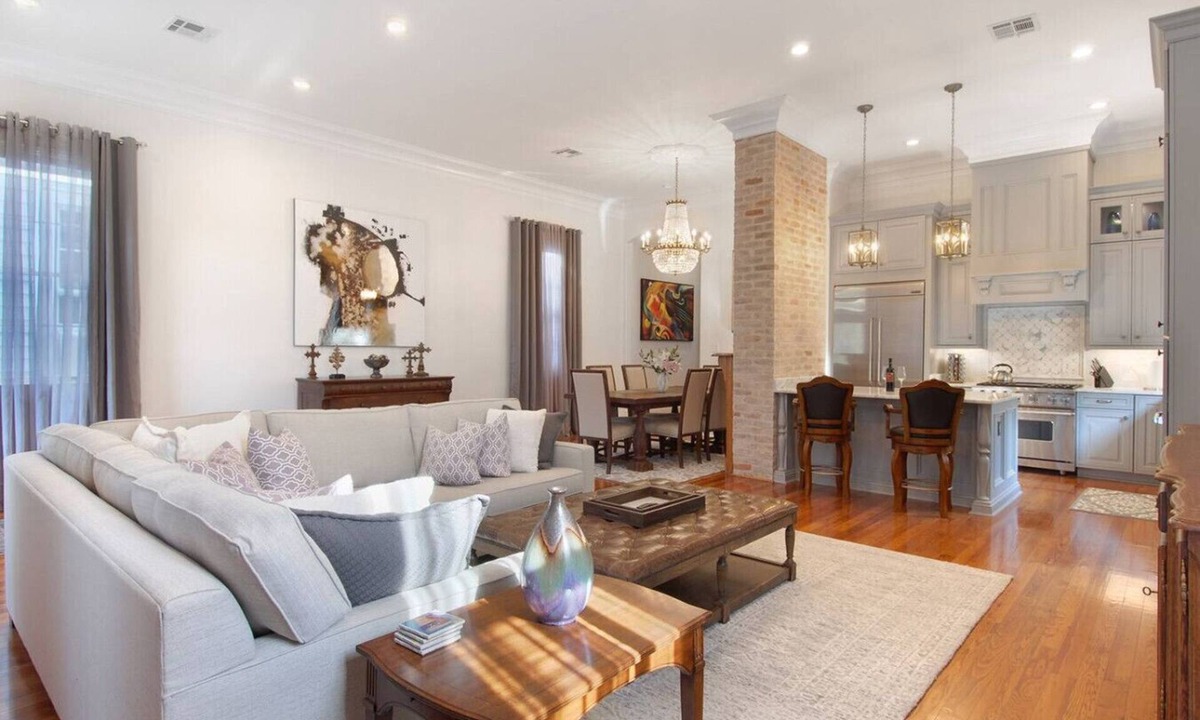 Uptown Historic District House | La Maison De La Celebration