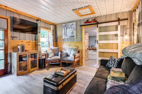 Gladwin House | Lake Access & Kayaks: Gladwin Cottage Near Golfing
