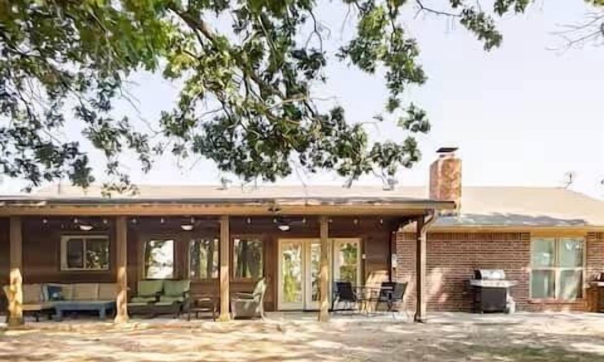 Checotah House | Lake Eufaula Waterfront Retreat: Boat Slip & nearby Sandy Beaches!