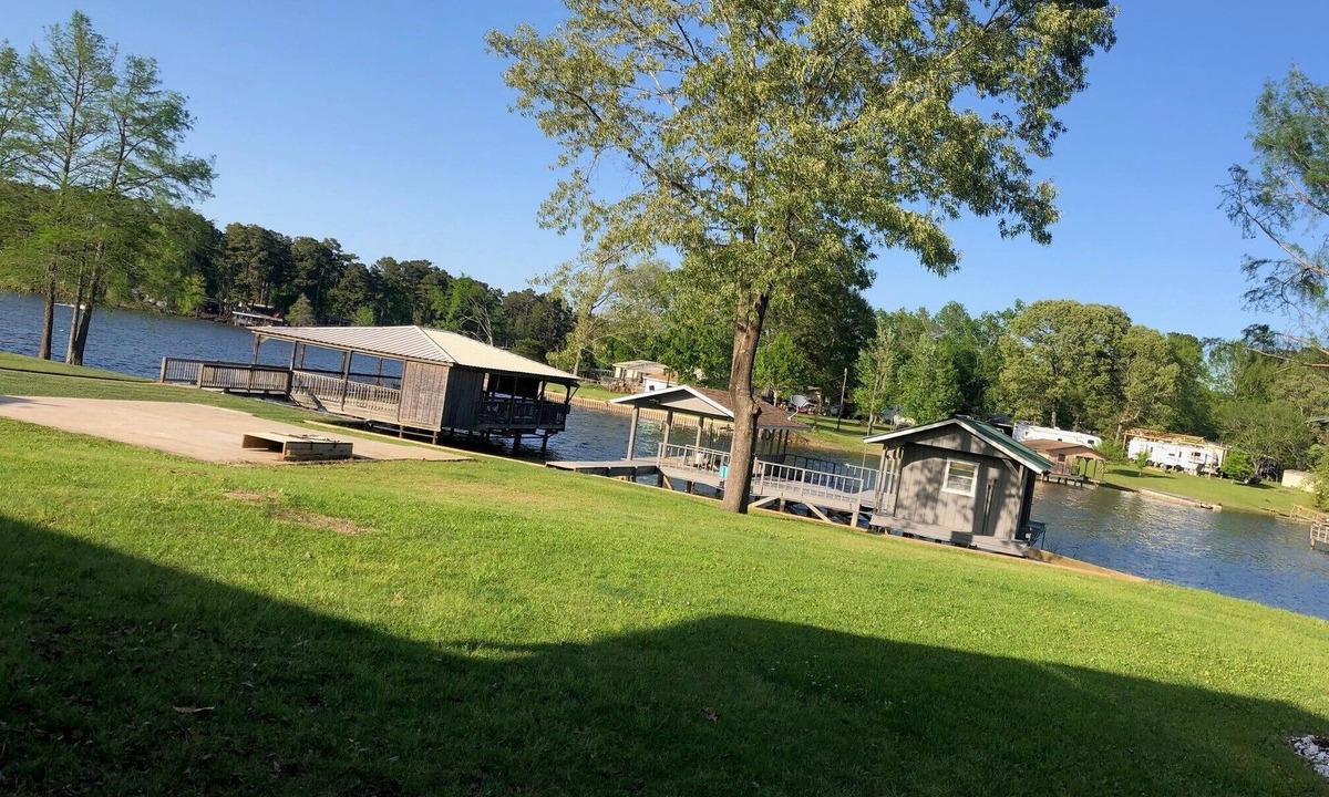 Negreet House | Lake front home in quiet neighborhood & mins away from boat launch and amenities
