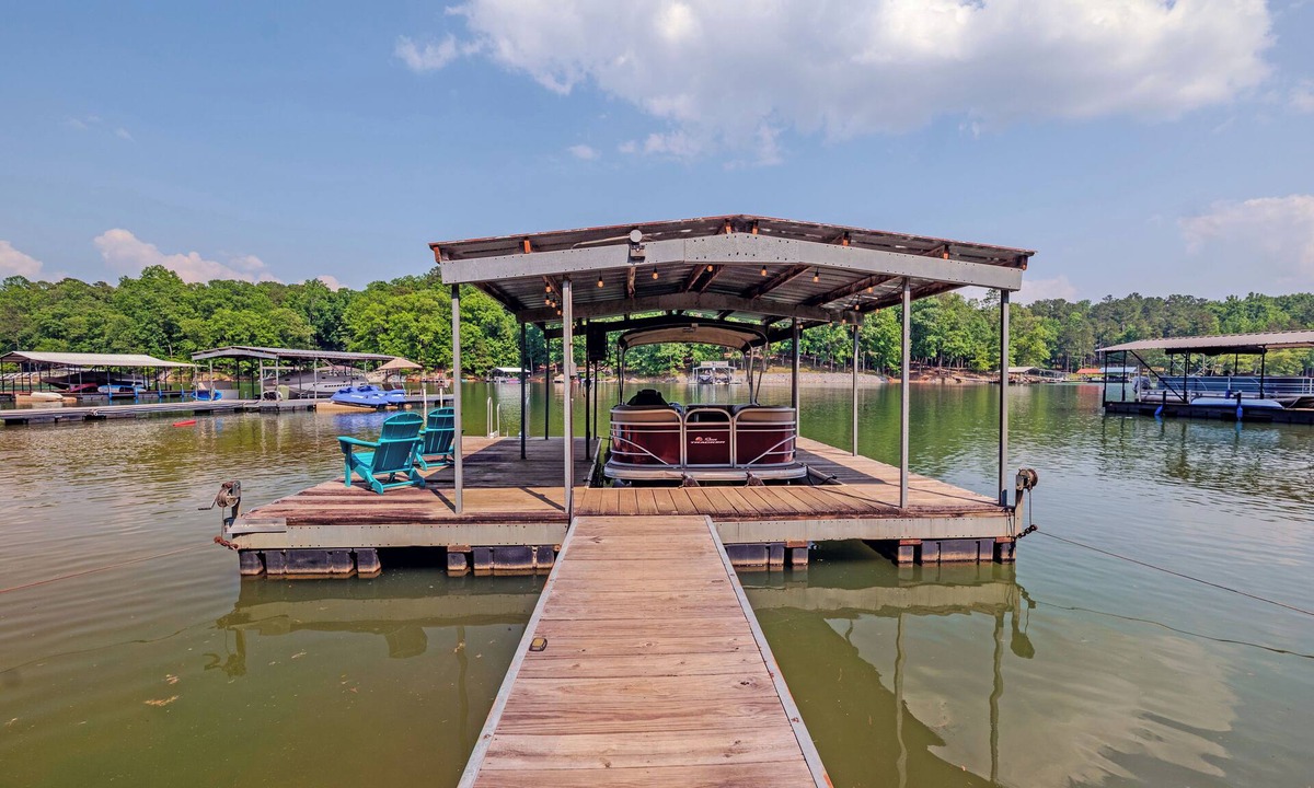 Gumlog House | Lake Hartwell ~ Boat ~ Kayaks ~ Fire Pit ~ Private Dock ~ Bar ~ Pool Table