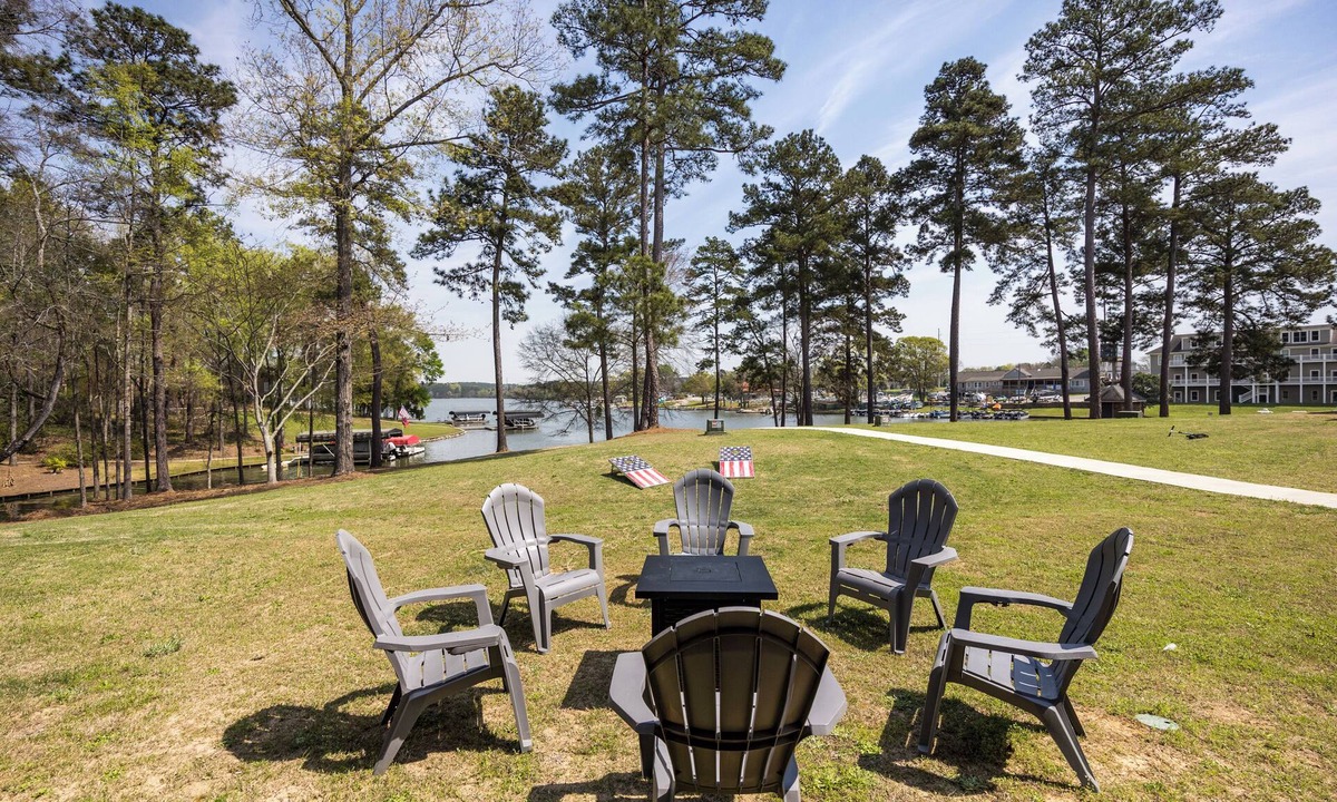 Eatonton Condo | Lake Oconee Lakefront w/Pool, Kayaks & Games