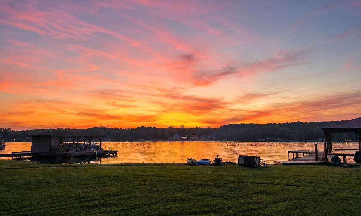Eatonton House | Lake Retreat: Fish off Private Dock, 7 Kayaks, Firepit, Sleeps 12