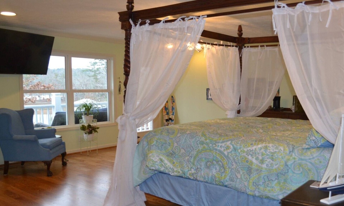 Dadeville Bed & Breakfast | Lake Room in Paradise Bed and Breakfast by Lake Martin