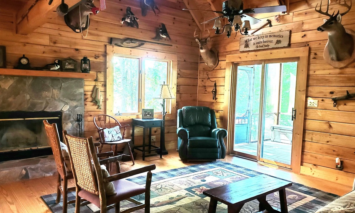 Eatonton House | Lake Sinclair Log Cabin with Private Beach
