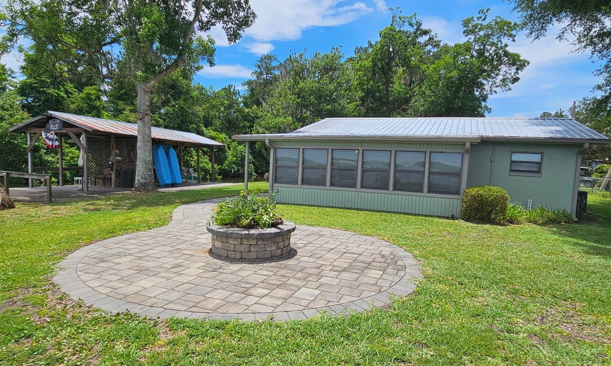 Florahome House | Lake Therapy at George's Lake: 2BR with Private Beach & Boat House!