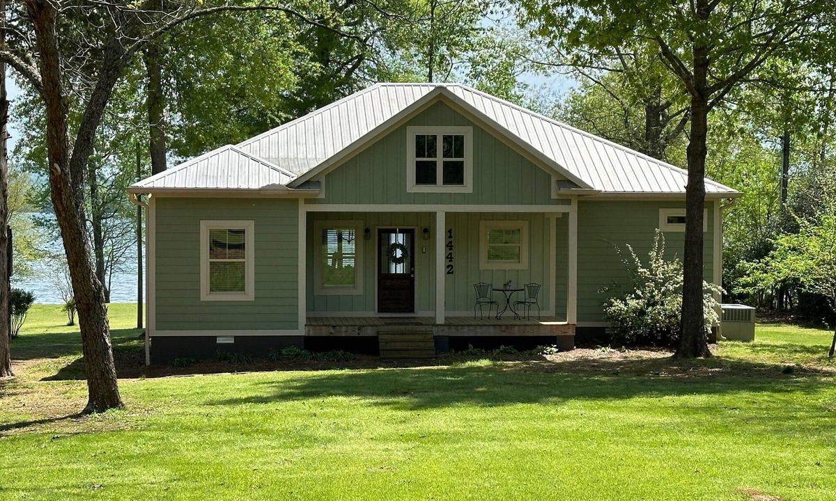 Groveoak Cottage | Lake Therapy Cottage with 3bds/2baths with exceptional Lake Front Views.