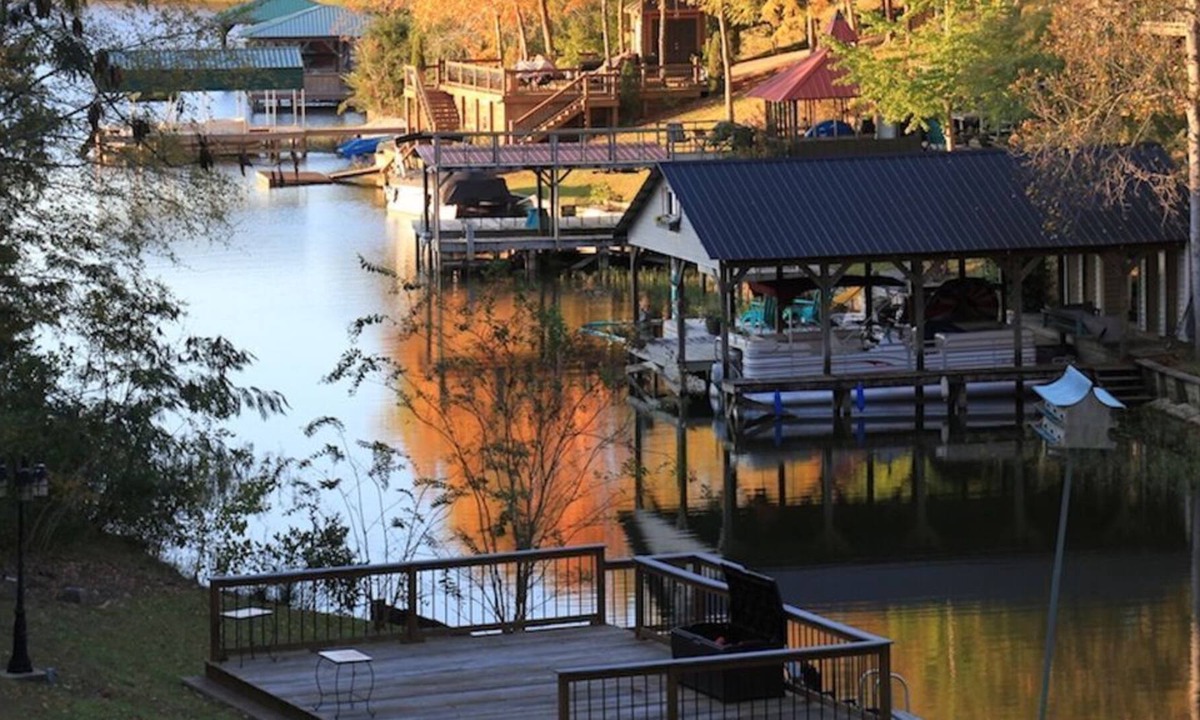 Northport House | Lake Tuscaloosa Waterfront Home--great for friends, families, and Bama parents!