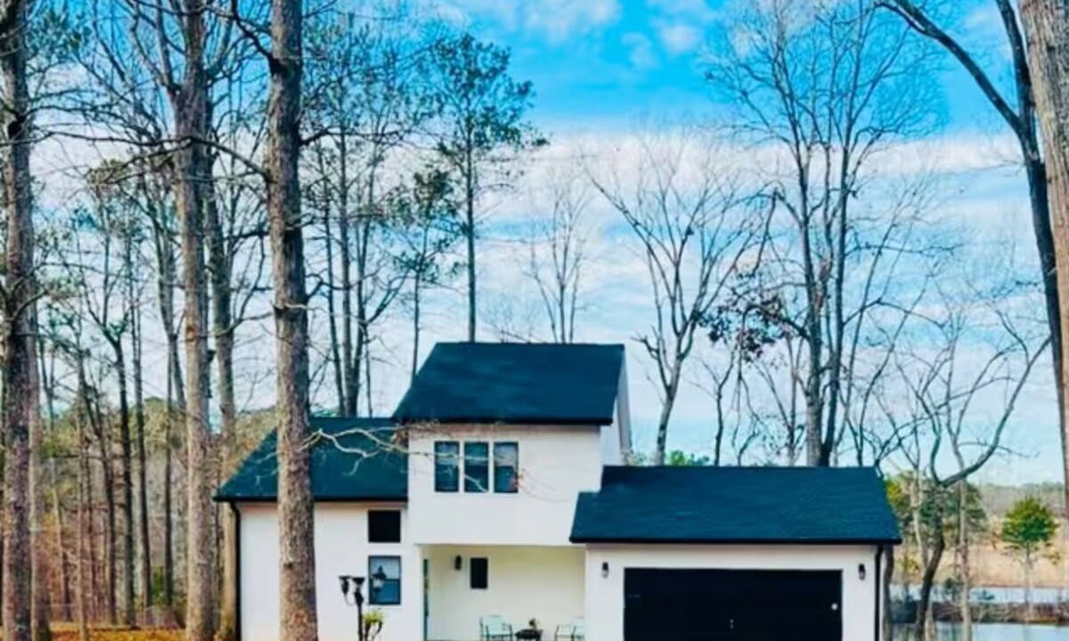 Griffin House | Lakefront 2BR for Nurses & Pros | Agam’s Oasis