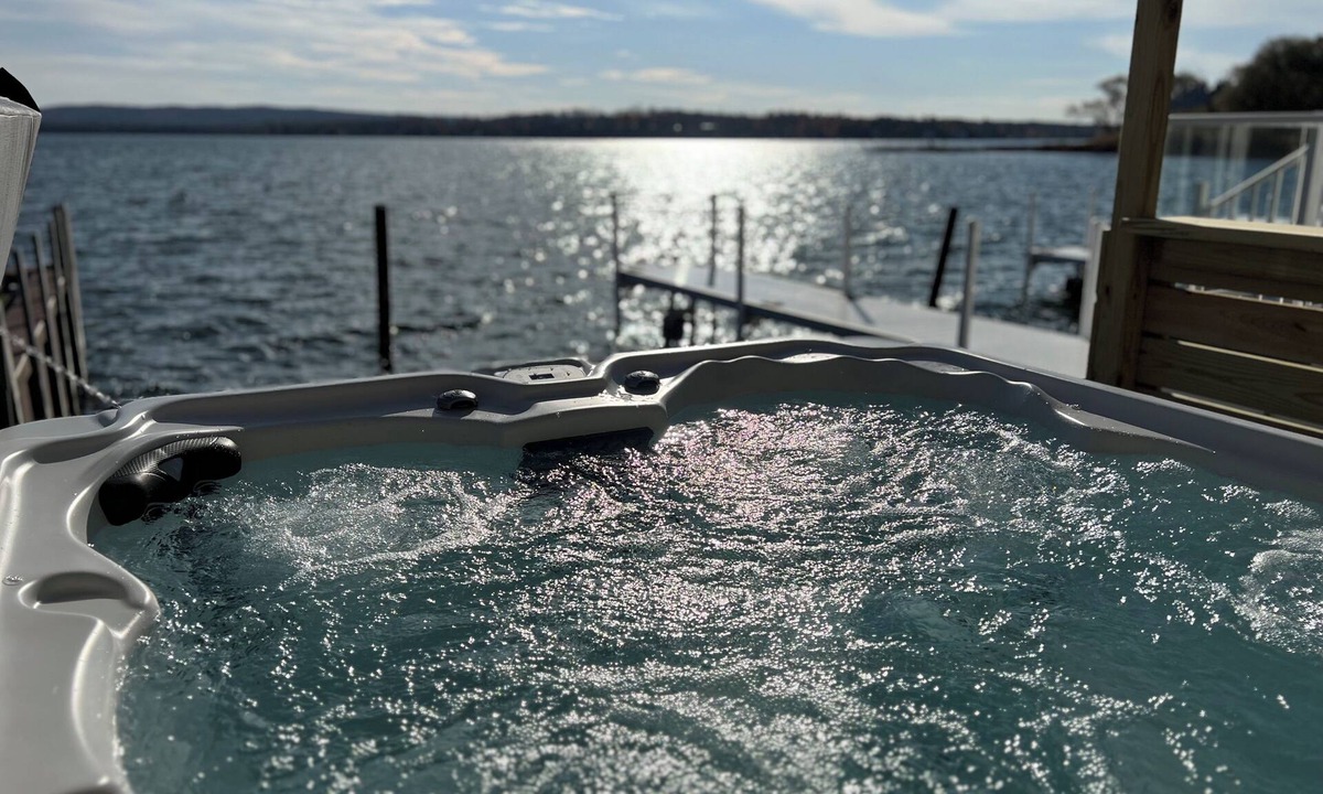 Oden House | Lakefront - Amazing views! Private Hot Tub & Boat Slips. 12 mins to Ski Resorts!