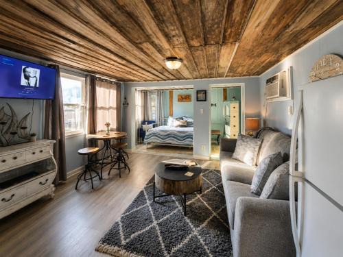 Muscle Shoals House | Lakefront Condo Near Town and Marina with Firepit Joys