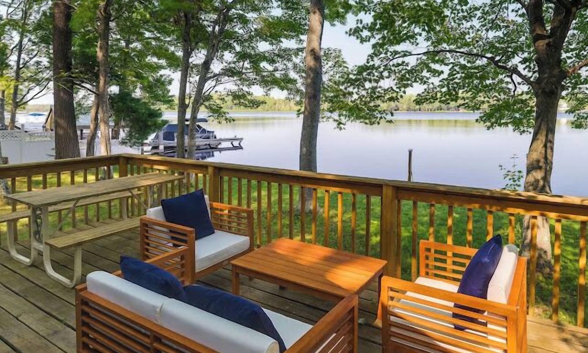 Kalkaska House | Lakefront cottage on Crawford Lake with 2 kayaks, private dock, and outdoor seating. Large driveway for ATV trailers with direct trail access. Near golf courses, other lakes, and just 35 minutes to Traverse City. The perfect summer escape! 🌊☀️