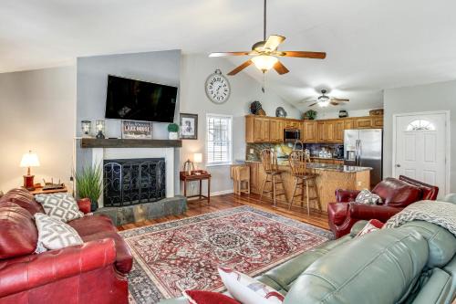 Groveoak House | Lakefront Guntersville Base: Boat Parking & Power!