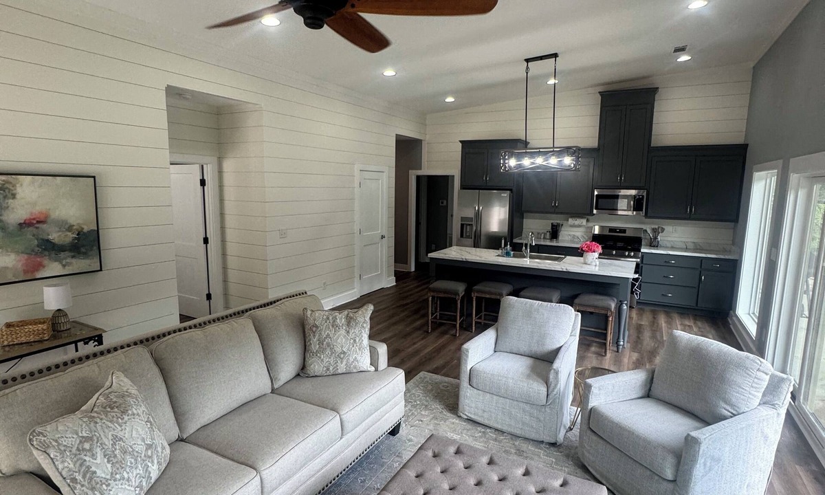 Duncanville Cottage | Lakefront Hidden Gem