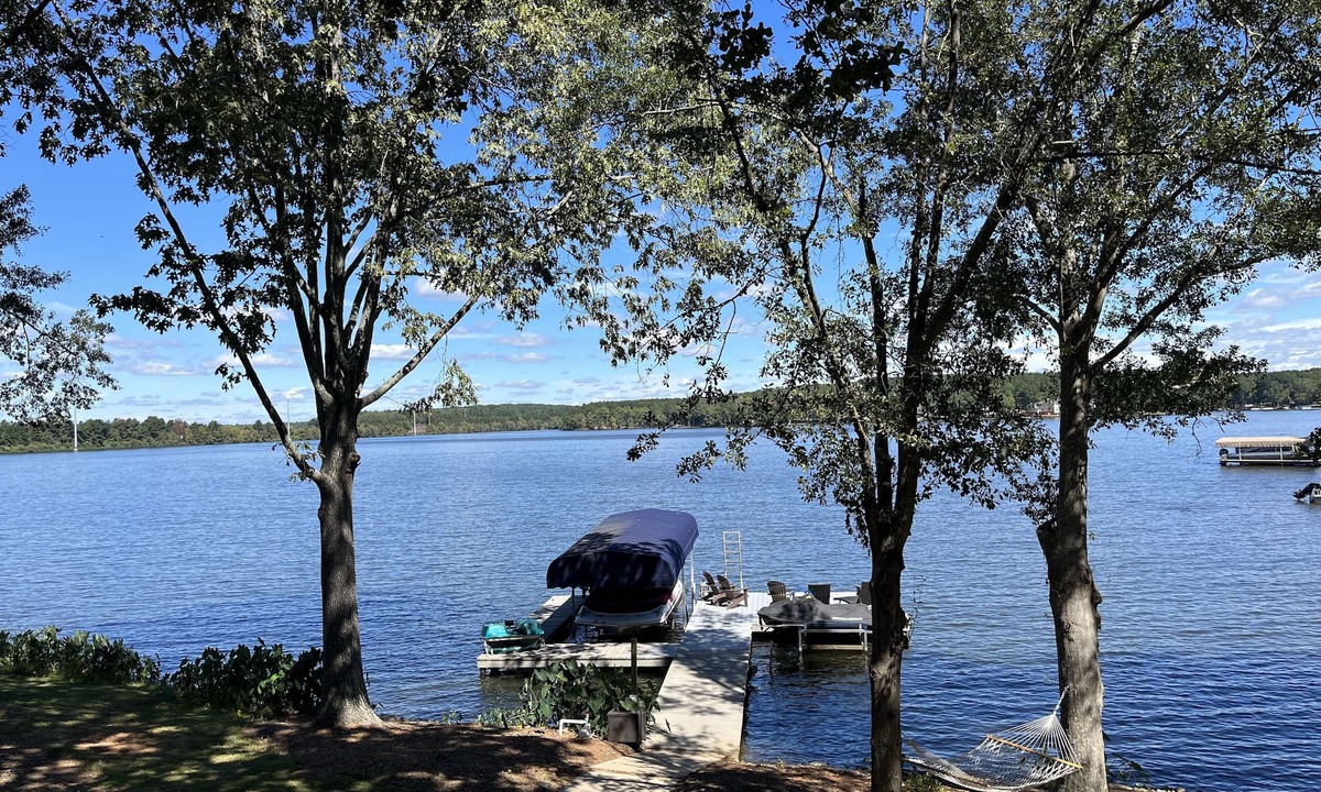Eatonton House | Lakefront home - Walk to restaurants - Deep water - LOCATION!