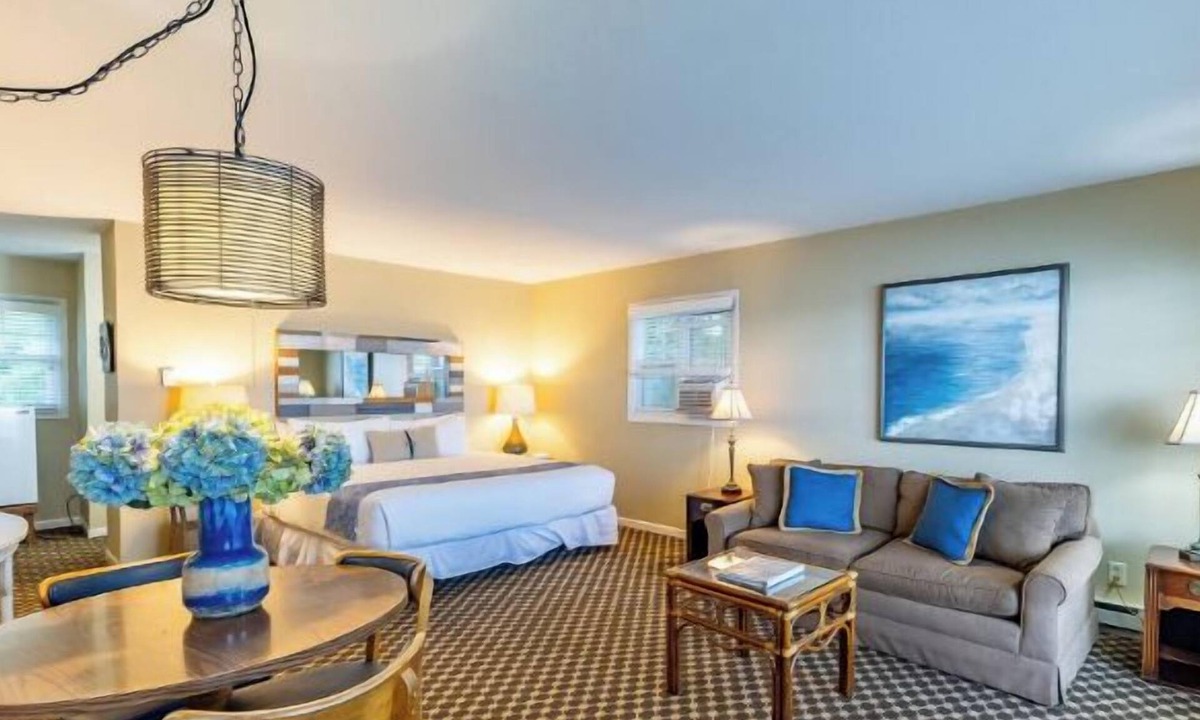 Whitehall Resort | Lakefront king studio with queen sofa sleeper