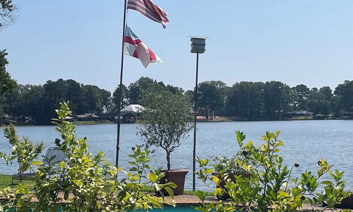 Flowood House | Lakefront Paradise with pool , 3bd 3Ba, Amazing views