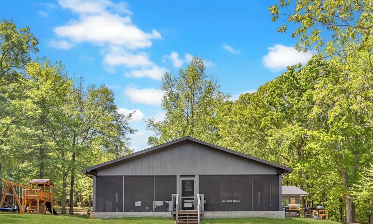 Homer House | Lakefront Retreat; HUGE Screen Porch; Fully Renovated in 2026; Cooking Porch