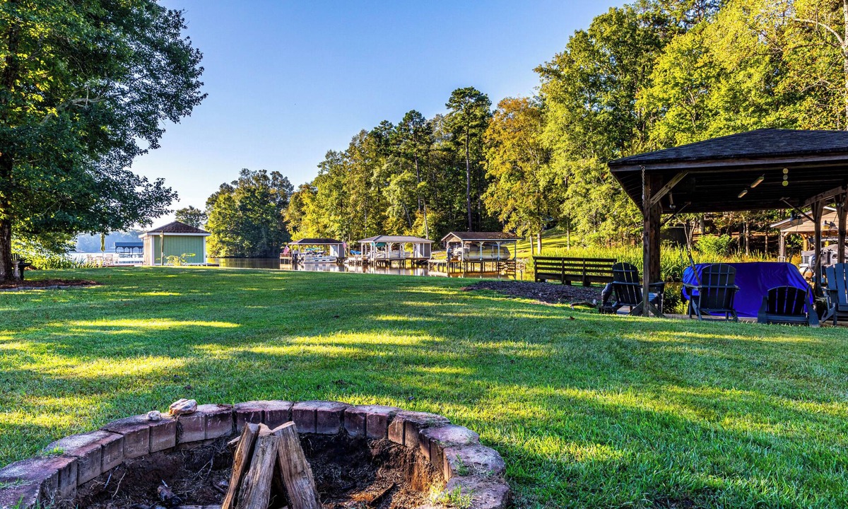 Eatonton House | Lakefront retreat with private dock & bunk room – perfect for families