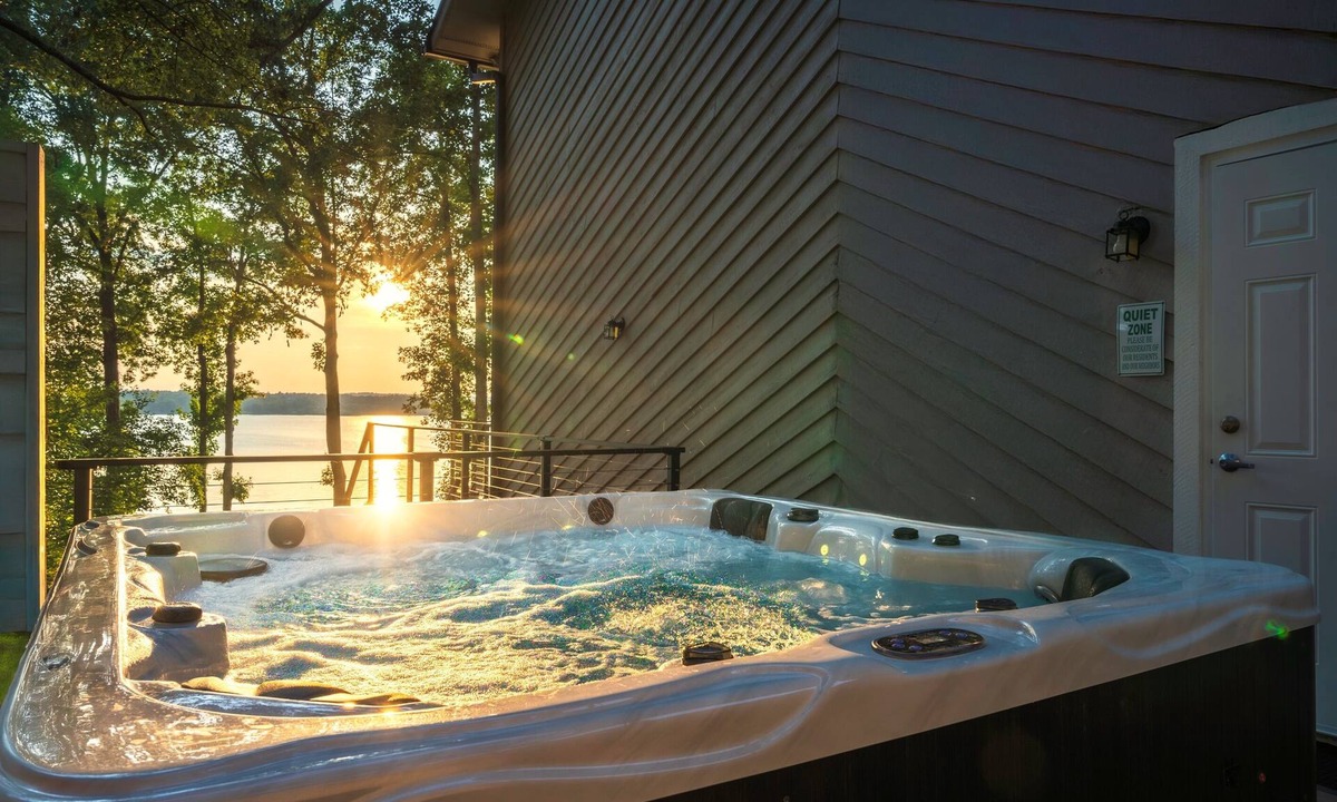 Macon House | Lakefront Suite - Spa, Kayaks, PBall, Firepit