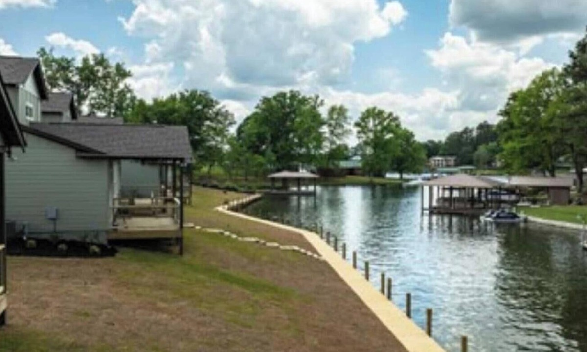 Jacksons' Gap House | Lakefront Villa @ Bay Pines- Unit 6
