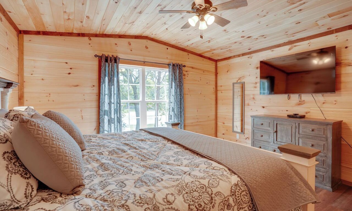 Trenton Cottage | Lakeside Cabin w/Kayaks: Near Cloudland Canyon!
