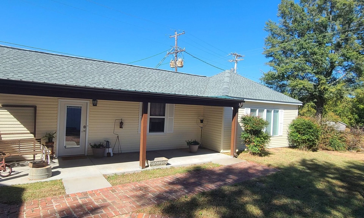 Florence House | Lakeside Highlands Guesthouse- Close to parks, shopping, and dining!