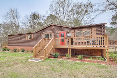 McNeill House | Lakeside Retreat w/Yard: Quiet Mississippi Cabin