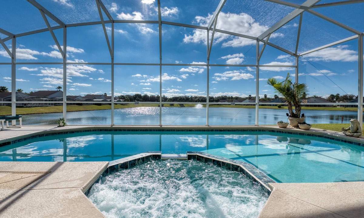 Davenport Villa | LAKEVIEW Luxury🌞SOUTH-Facing Pool🏈AWESOME Game Room🏰near DISNEY👍7-Night Deal