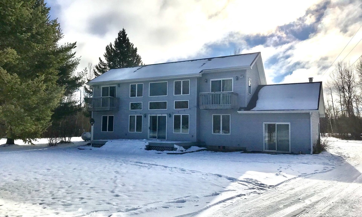 Pellston Cottage | Larks Lake Lodge: Sandy Toes & Sunny Skies – Your Summer Getaway Awaits!