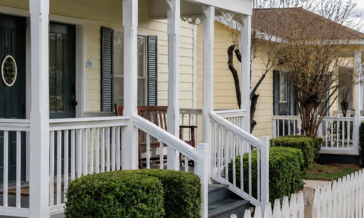 Montgomery Apartment | Leave the day behind. Walk downtown. Wake up feeling at home.