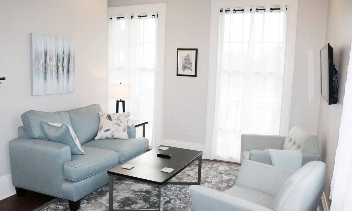 Lower Garden District Apartment | Light Filled 2BR Balcony Lower Garden District Near Streetcar