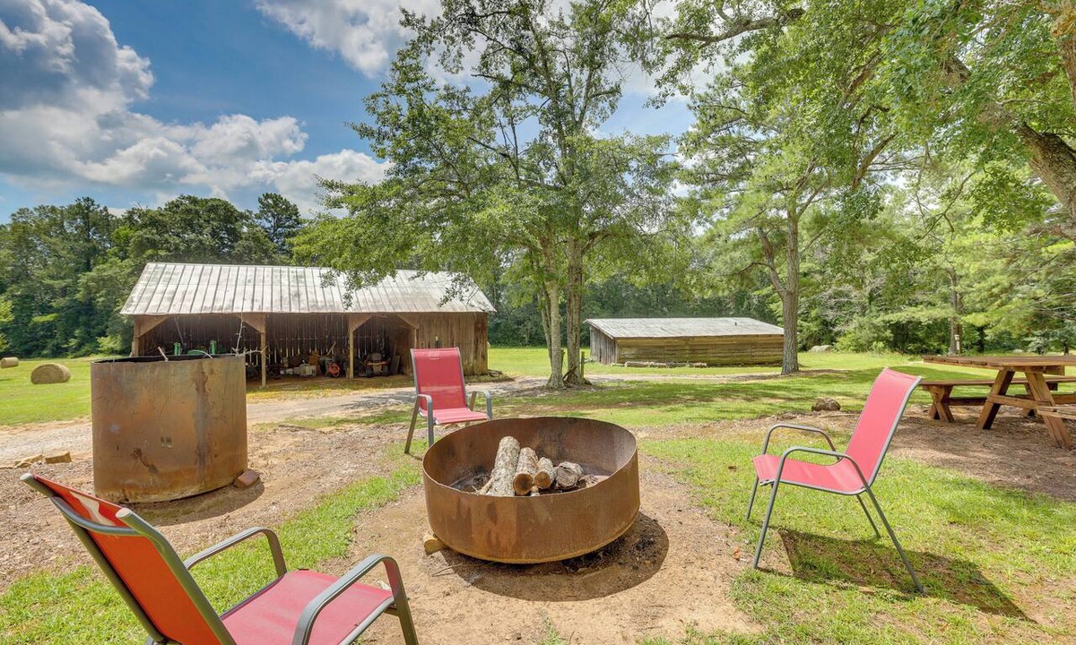 Lineville House | Lineville Homestead Retreat! Farmhouse & Cottage