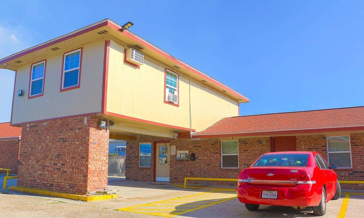 Lockport Apartment | Lockport, LA|King Bed Non-Smoking