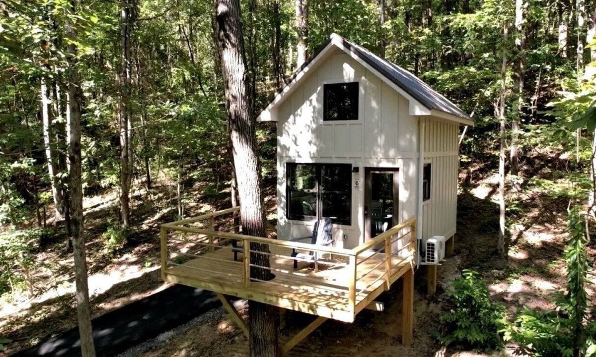 Groveoak Cabin | Lofted Romantic Tree House Immersed in Nature in Alabama