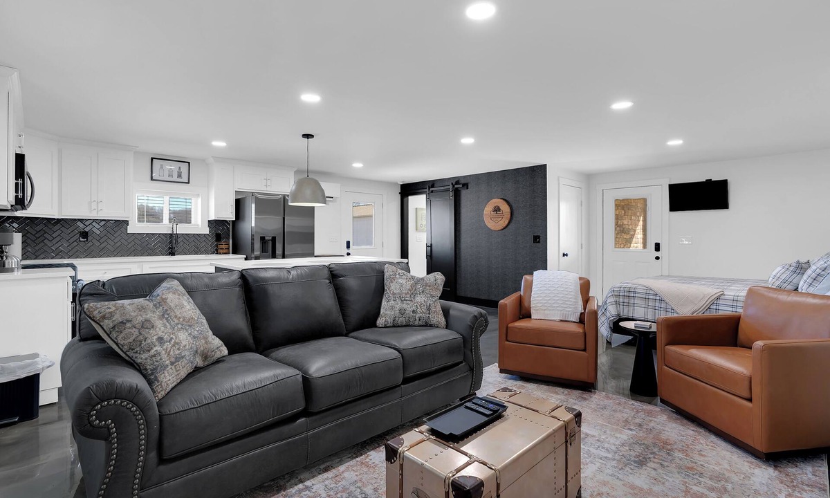 Lynchburg Apartment | Lounges at Lynchburg Black House - within walking distance to Jack Daniels!