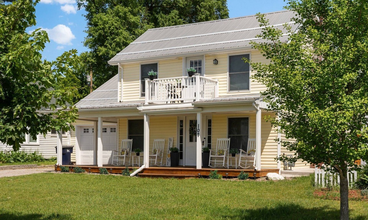 Bellaire House | Lovely Bellaire home across from park with beach, walk to Shorts, spa, fun games