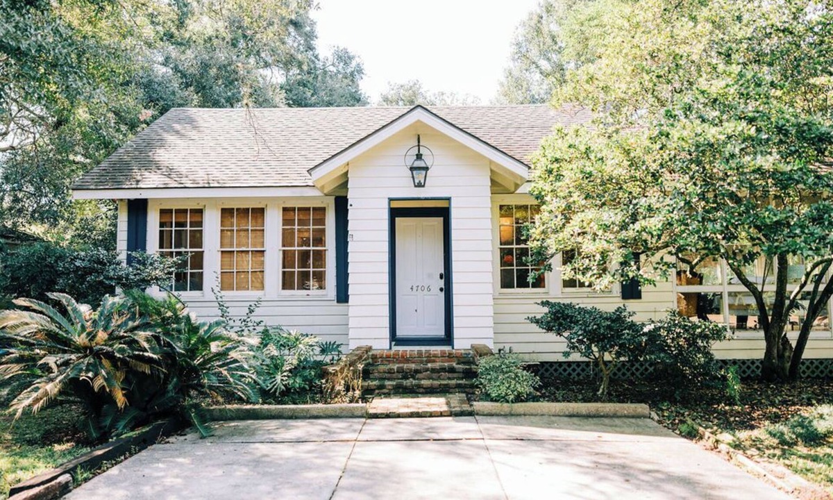 Highlands - Perkins Cottage | LSU Retreat - Hot Tub, Grill, Fire Pit - Walk2campus&lakes - 4 Bedroom 2 Bath