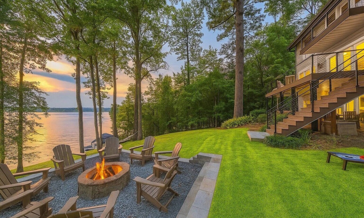 Macon House | Luxe Lakefront: Spa, Pickleball, Kayaks, & Theater