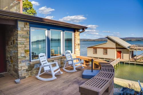 Groveoak House | Luxurious Lakefront Paradise in Scottsboro w/Dock
