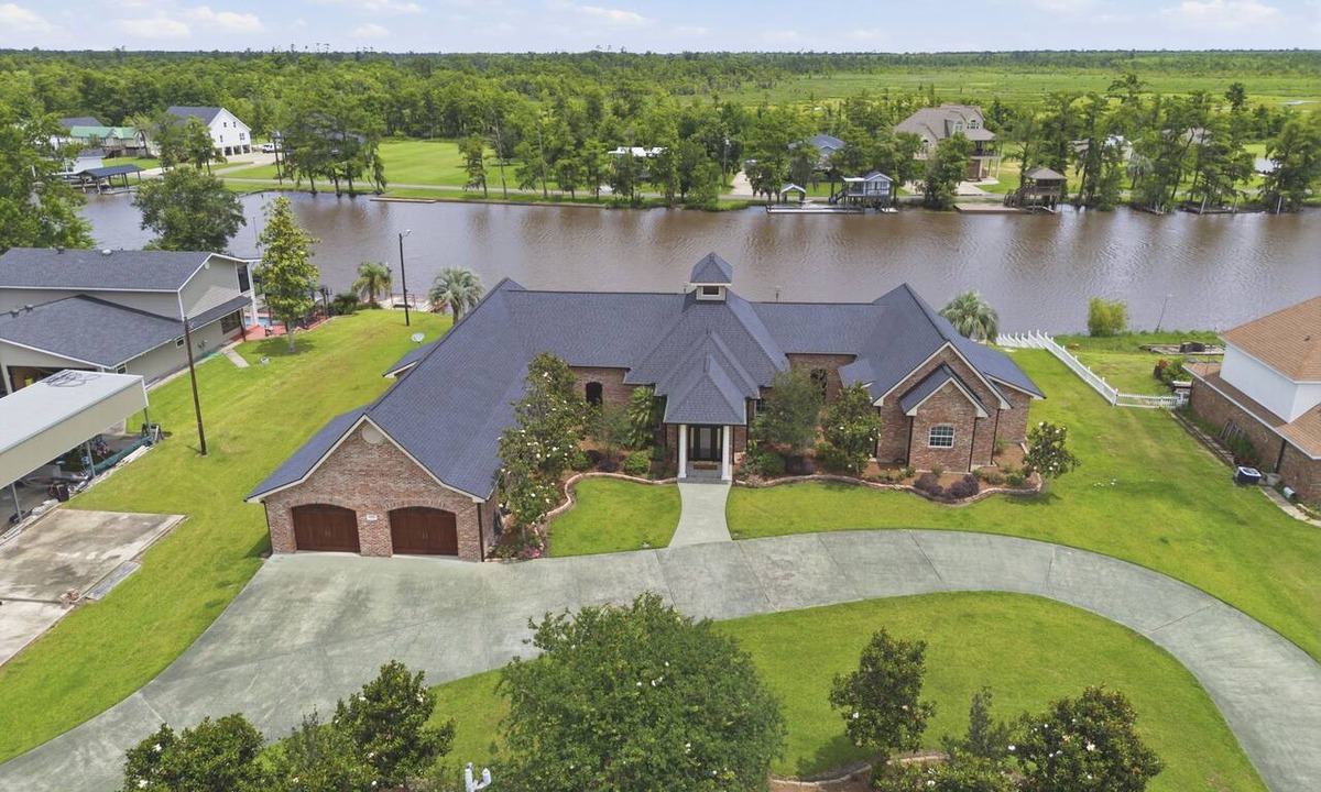Lake Charles House | Luxury 3-Bedroom Waterfront Retreat Located on West Fork of Calcasieu River