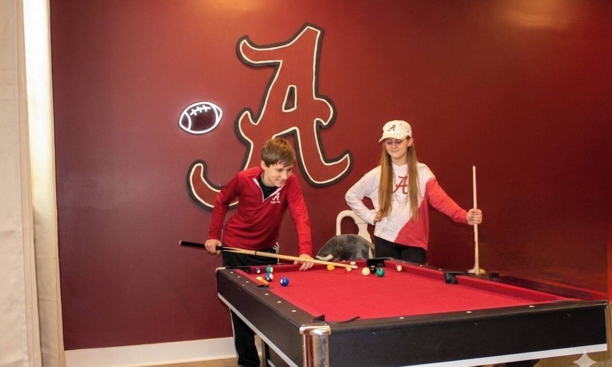 Northport House | Luxury 3 King Beds Hot Tub & Game Room Batting Cage Close to UA& River Run Park