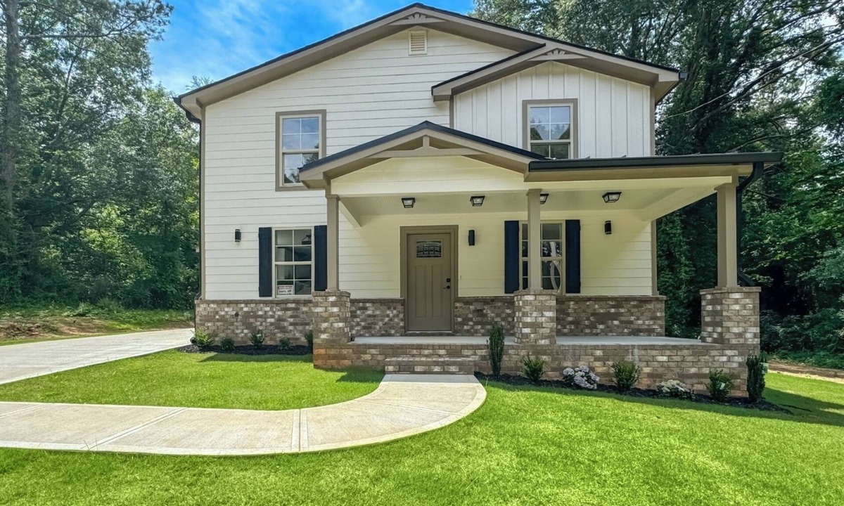 Stockbridge House | Luxury 4 Bedroom 3 Bathroom Stay in Stockbridge, GA!