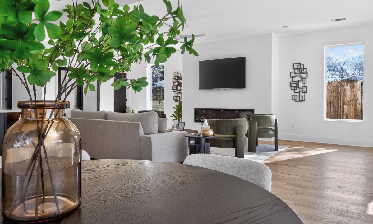 East Side House | Luxury 4BR 4 BA, Chef Kitchen, 10 min to nearby stadium, 5 min to BeltLine