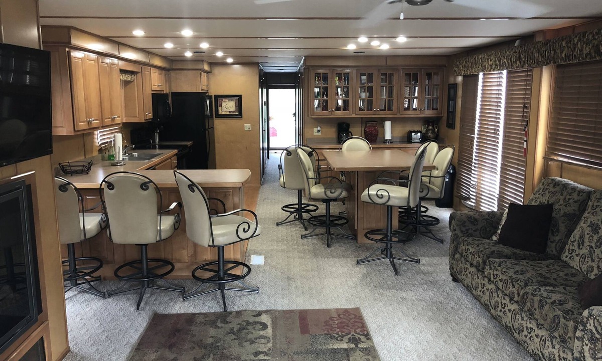 Arkadelphia Boat Rental | Luxury 75ft Houseboat w/Hot Tub, 30 min from Hot Springs, AR