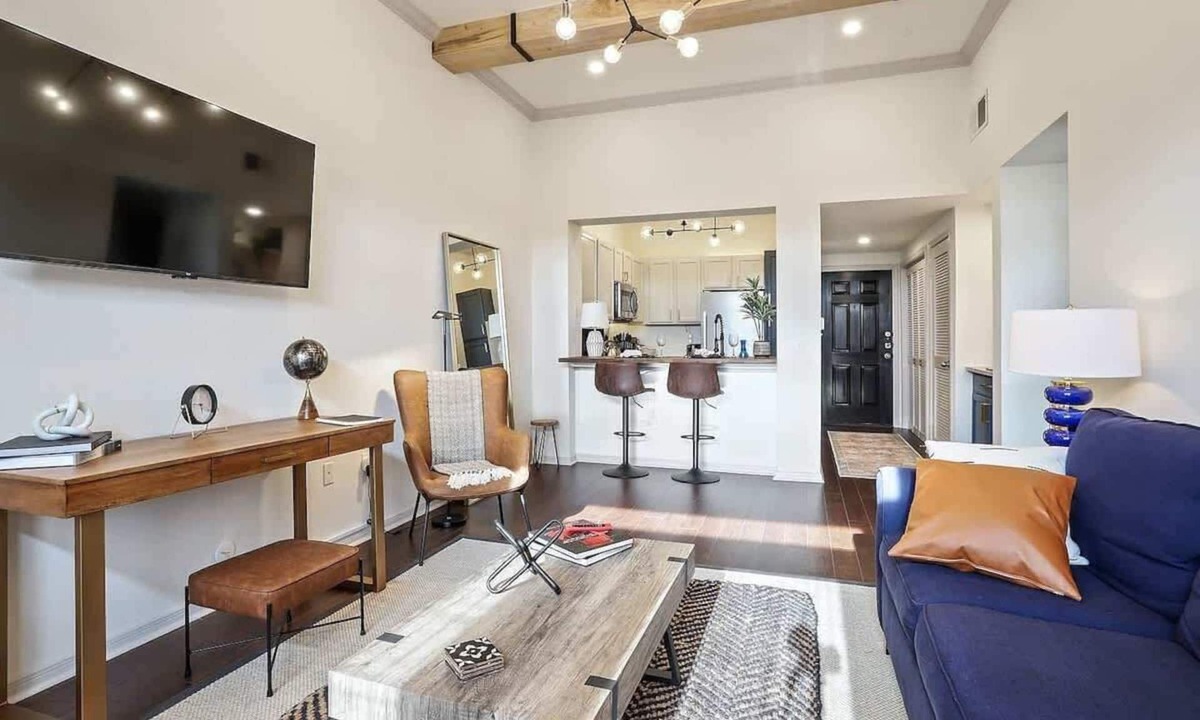 Mid City South Condo | Luxury King bed condo w/pool gym and free parking