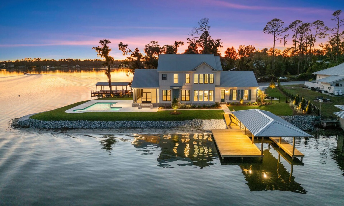 Lake Park House | Luxury Lake House, Huge Pool, Dock & Panoramic Views