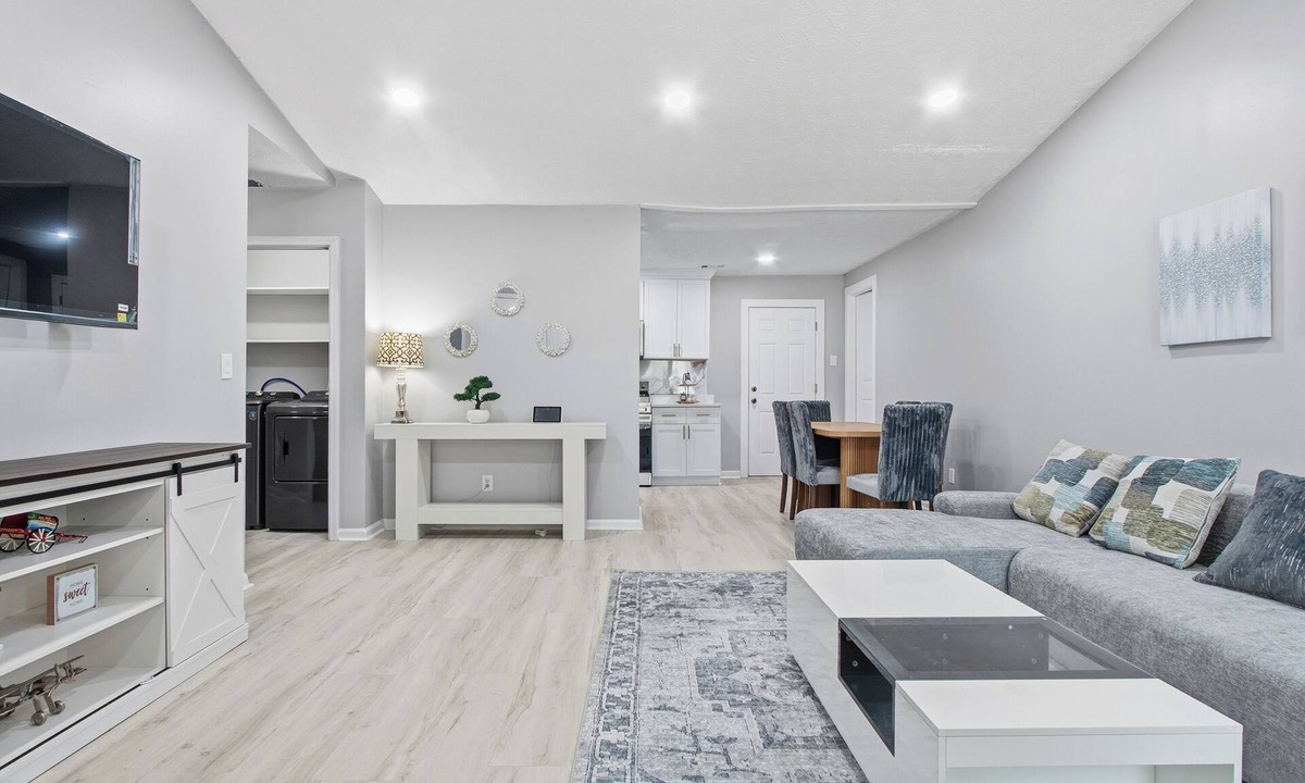 Doraville House | Luxury Modern Ranch & Newly Renovated